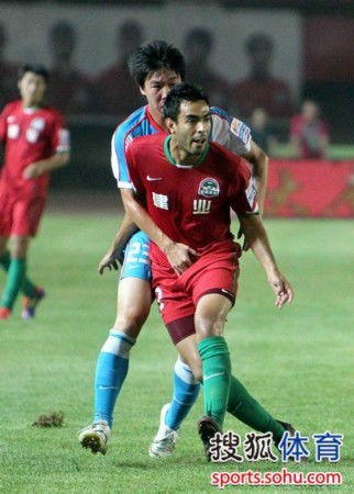 建业边翼突破舜天国脚防线，门前混战险酿破门危机