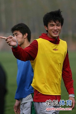 河南备战演练新阵容 唐尧东展脚法 舜天足球引关注