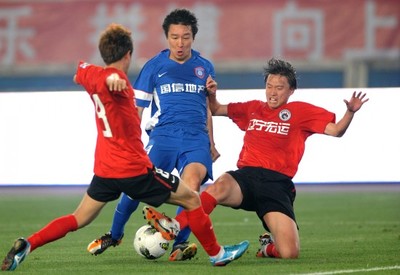 图文-中超第6轮江苏1-0辽宁 任航面对双人包夹 舜天足球